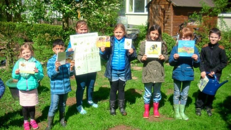 Viel Wissenswertes über Blühwiesen haben die Kinder der Schulgarten AG der Grundschule Riemsloh bei einem Besuch von Karten Wachsmuth erfahren. 