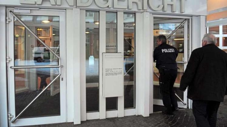 Ein 57-jähriger Fernfahrer hat vor dem Schwurgericht Münster gestanden, seine schlafende Ehefrau mit einem Hammer erschlagen zu haben. Symbolbild: dpa
