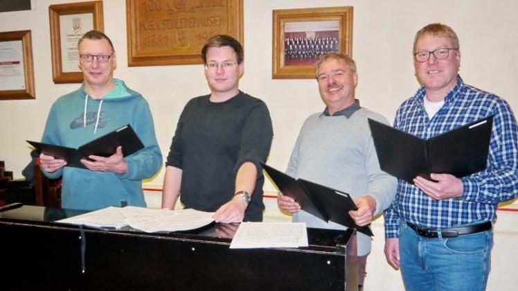 Andreas Stäbe, Jörg Eekhoff, Uwe Klapper und ihre Sangesbrüder vom MGV Schledehausen freuen sich, in Felix Hastrich (zweiter von links) einen neuen, jungen Chorleiter gefunden zu haben. 