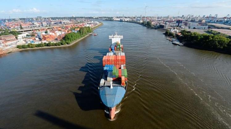 Ein Containerfrachter fährt im Hamburger Hafen über die Elbe. Seit dem Jahr 2000 sind 634 Millionen Euro in die Erhaltung der Wasserstraße geflossen. 