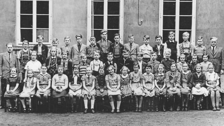 Die Schüler der Klasse 5a, aufgenommen im August 1952, gehörten zu den ersten Schülern der neuen „Städtischen Oberschule für Jungen und Mädchen“. 