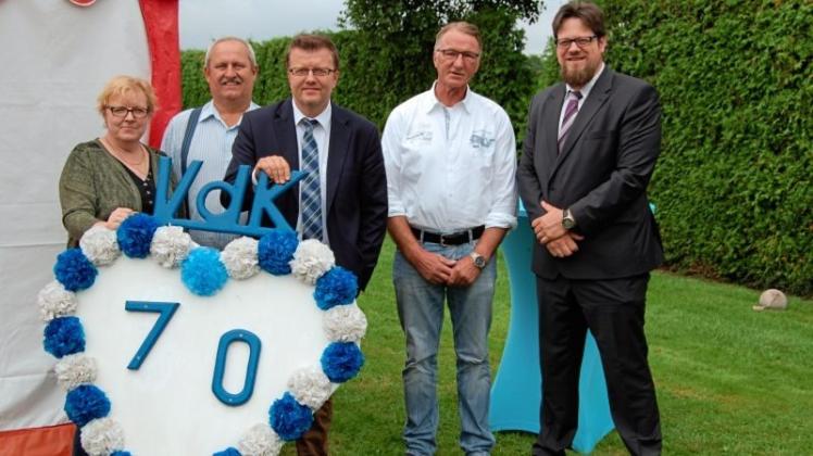 Über die Glückwünsche zum 70. Geburtstag des VdK-Ortsverbandes Völlenerkönigsfehn von (von links) Ortsbürgermeisterin Gaby Ostholthoff, Kreisvorsitzender Uwe Wagner, Bürgermeister Theo Douwes und Kreisgeschäftsführer Thorsten Baumgarten freute sich Vorsitzender Erich Hillmer (Zweiter von rechts). 