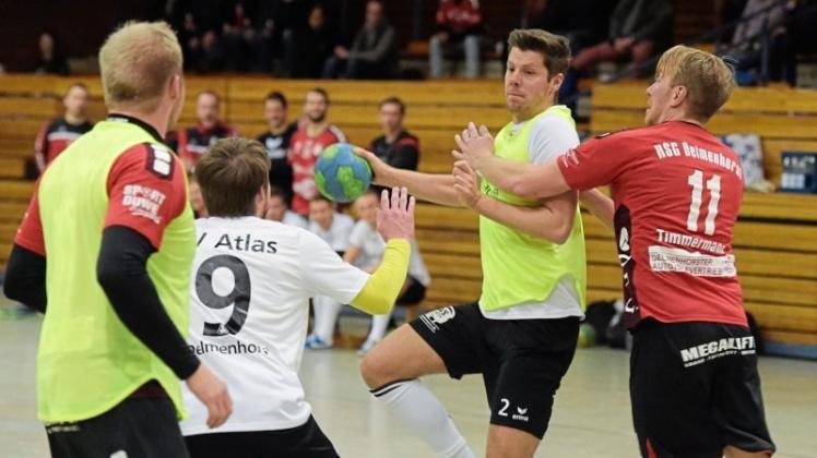 Ungleiches Duell: HSG-Routinier Stefan Timmermann (rechts) stoppt den Handball-Debütanten Mark Spohler. 