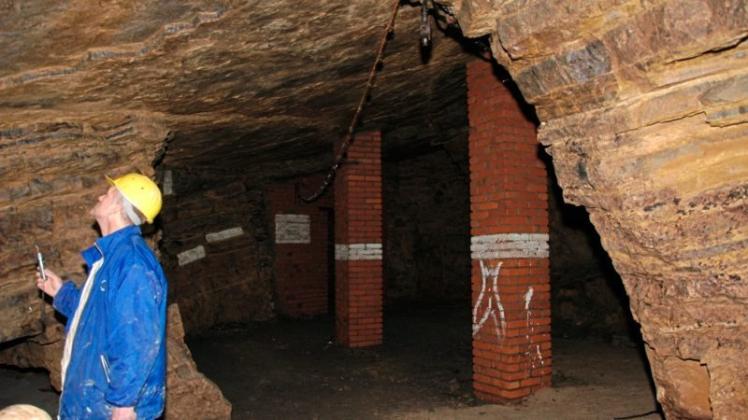 Unter Tage in den Gertrudenberger Höhlen: Einbauten aus dem Zweiten Weltkrieg sind am roten Ziegelstein zu erkennen. 