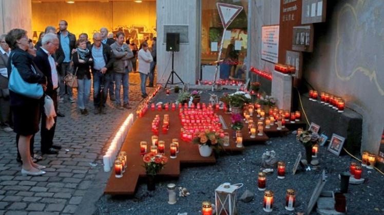 Trauerkerzen an der Loveparade-Unglücksstelle zünden in Duisburg (Nordrhein-Westfalen) während der „Nacht der tausend Lichter“ Angehörige an. Vor sieben Jahren (2010) waren hier 21 Menschen während der Loveparade ums Leben gekommen. 