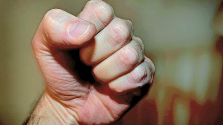 Ein 18-Jähriger wurde bei der Auseinandersetzung mit Faustschlägen und Fußtritten traktiert und erlitt dabei mehrere Gesichtsverletzungen. Symbolfoto: Karl-Josef Hildenbrand/dpa Ein 18-Jähriger wurde bei der Auseinandersetzung mit Faustschlägen und Fußtritten traktiert und erlitt dabei mehrere Gesichtsverletzungen. Symbolfoto: Karl-Josef Hildenbrand/dpa