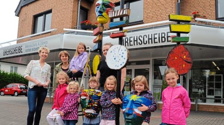 Mädchen aus dem Kindergarten überbrachten die Masken für die Feldzeichen. 