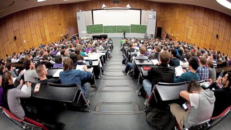 Einer belgischen Uni wird Sexismus vorgeworfen. In der Einladung zu einer Absolventenfeier äußerte sie ziemlich klare Vorstellungen, wie sich die Frauen zu kleiden haben. Symbolfoto: dpa