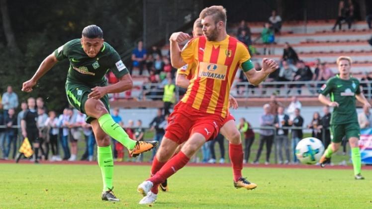 Gleich schlägt es ein: Yuning Zhang (links) trifft zum 1:0 für Werder gegen Korona Kielce um Bartosz Rymaniak. Der Bremer Fußball-Bundesligist gewann das Testspiel im Delmenhorster Stadion gegen die polnische Erstliga-Mannschaft mit 2:0 (0:0). 