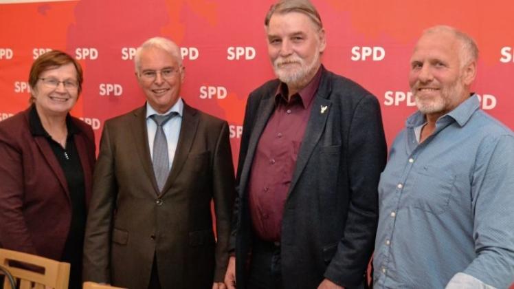 Hoffen auf einen Sieg der SPD bei der Landtagswahl: (v. l.) Renate Geuter, Finanzminister Peter-Jürgen Schneider, Axel Brammer und Rudi Zingler. 