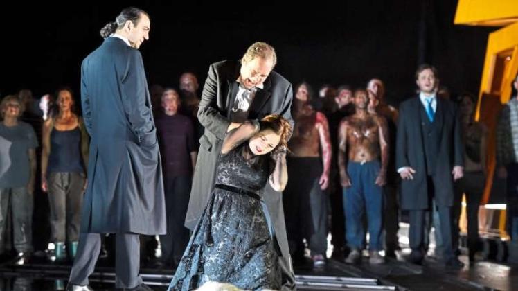 Das geht nicht gut aus: Jago (Claudio Sgura, links) umschleicht, Otello (Marco Berti) und Desdemona (Svetlana Aksenova). 