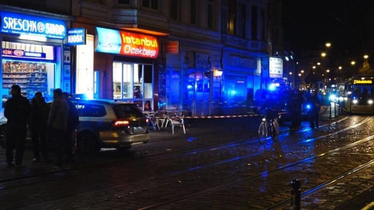 Bei einer Messerstecherei in Bremen wurden zwei Menschen schwer verletzt, einer starb an den Folgen im Krankenhaus. 