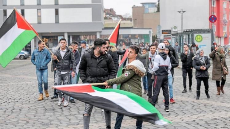 Rund 140 Menschen demonstrierten am Freitag laut Polizei am Hauptbahnhof unter dem Motto „Freiheit für Palästina“. 