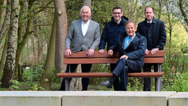 Dr. Klaus Bohnemann, Präsident des Vereins „Unsere Graft“ (sitzend), freut sich über das Engagement der Sponsoren (v.re.) Wolfgang Etrich (Volksbank Delmenhorst-Schierbrok) sowie Christian und Walter Hohnholt (Diva Bau). Die neuen Bänke stehen auf der Plattform, die von einer neuen Mauer eingefasst ist. Dr. Klaus Bohnemann, Präsident des Vereins „Unsere Graft“ (sitzend), freut sich über das Engagement der Sponsoren (v.re.) Wolfgang Etrich (Volksbank Delmenhorst-Schierbrok) sowie Christian und Walter Hohnholt (Diva Bau). Die neuen Bänke stehen auf der Plattform, die von einer neuen Mauer eingefasst ist.
