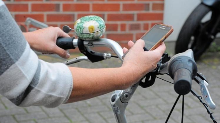 Beim Radfahren sollten sich die Hände stets am Lenkrad befinden. Die Benutzung des Handys kann nicht nur gefährlich, sondern auch teuer werden. 