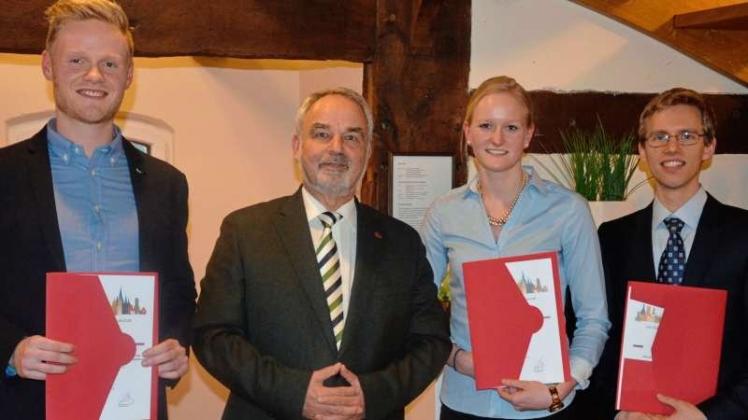 Thomas Kossendey (2. von links) gratuliert den Preisträgern Arne Ortland, Verena Wübbelmann und Christoph Hahn. 