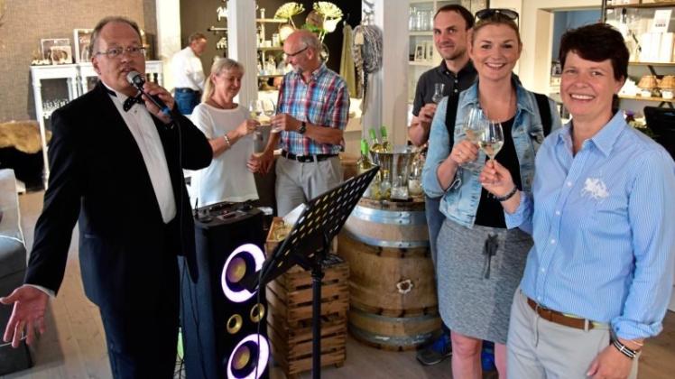 „Showtime“: Dean Martin alias Entertainer Kurt Hoffmann untermalte beim Einrichtungsgeschäft „Platzhirsch“ die Weinverkostung. Darüber freuten sich Unternehmerin Anke Hinderlich (rechts) und ihre Gäste. 