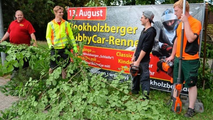 Das Organisationsteam des Bobbycar-Rennens hat bereits den Veranstaltungsbereich in Bookholzberg auf Vordermann gebracht. 