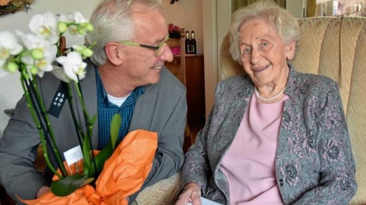 Mit einer Urkunde und einer Orchidee überraschte Oberbürgermeister Axel Jahnz die inzwischen 104-jährige Adele Schröder zu ihrem Ehrentag. 