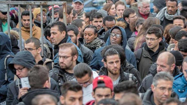 Jobsuchende drängen sich im Februar 2016 bei einer Jobbörse für Flüchtlinge am Einlass. 