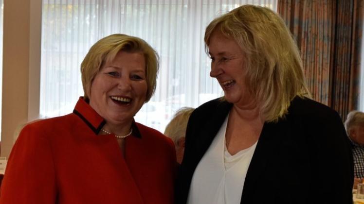 Niedersachsens Sozialministerin Cornelia Rundt (SPD, links) bedankte sich für das Engagement von Frauenhaus-Leiterin Birgit Sikken und ihrem Team. Niedersachsens Sozialministerin Cornelia Rundt (SPD, links) bedankte sich für das Engagement von Frauenhaus-Leiterin Birgit Sikken und ihrem Team.