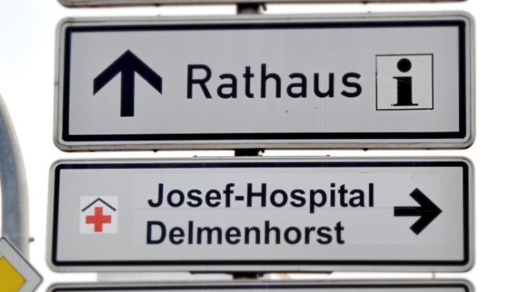 Das eine Haus kann nicht ohne das andere: Nur auf diesem Wegweiser im Stadtkern führt der Weg in verschiedene Richtungen. Das eine Haus kann nicht ohne das andere: Nur auf diesem Wegweiser im Stadtkern führt der Weg in verschiedene Richtungen.