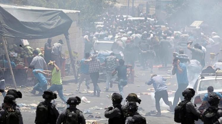 Konfrontation zwischen palästinensischen Demonstranten und israelischen Soldaten in Jerusalem. 