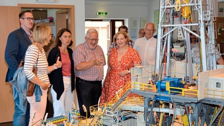 Die SPD-Bundestagsabgeordnete Daniela De Ridder (5. v. l.) besuchte zum ersten Mal das Erdöl-Erdgas-Museum Twist. Museumsleiter und SPD Ortsvorsitzender Rudi Gaidosch (4. v. l.) führte die Gäste durchs Museum. 