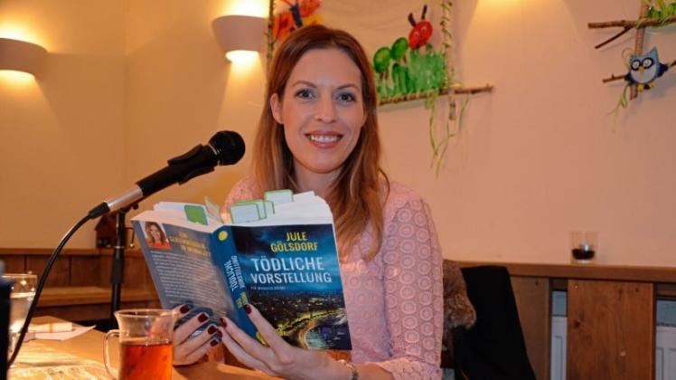 Krimi-Autorin Jule Gölsdorf bei ihrer Lesung im Café Koppelschleuse. 