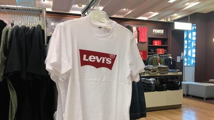 Ein paar Modelle des Levi’s Shirts hängen noch bei Galeria Kaufhof in Osnabrück. Doch die Nachfrage ist groß. 