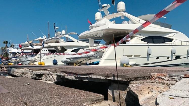 Ein riesiger Riss ist auf Kos (Griechenland) nach einem starken Erdbeben im Hafen zu sehen. Bei dem Seebeben vor der griechischen Ferieninsel Kos sind zwei Touristen ums Leben gekommen. 