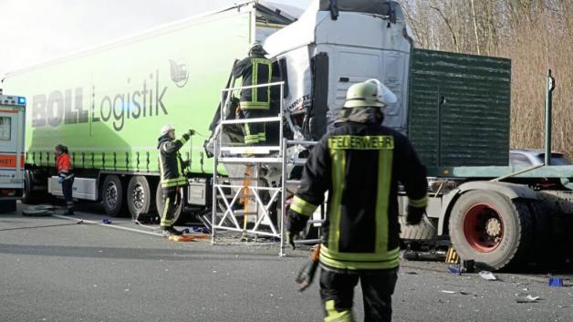 Ein Lkw ist auf der A1 in Höhe der Ausfahrt Osnabrück Nord (Fahrtrichtung Dortmund) auf ein Stauende gefahren. Zwei Menschen wurden verletzt, einer davon schwer. 