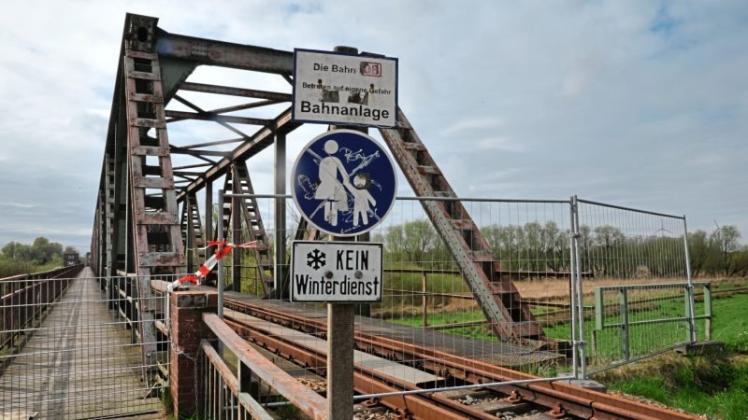 Seit der Frachterkollision im Dezember 2015 ruht der Zugverkehr auf der Friesenbrücke über die Ems bei Weener. 