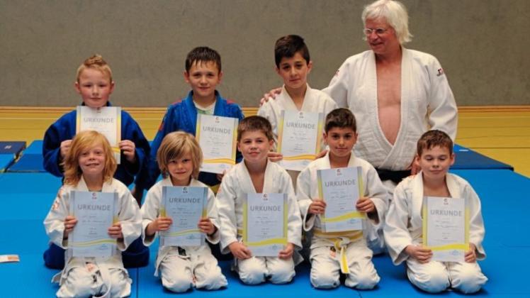 Glückliche Judoka: Alle acht Prüflinge des Judo Team Wildeshausen haben die Gürtelprüfung erfolgreich bestanden. Glückliche Judoka: Alle acht Prüflinge des Judo Team Wildeshausen haben die Gürtelprüfung erfolgreich bestanden.