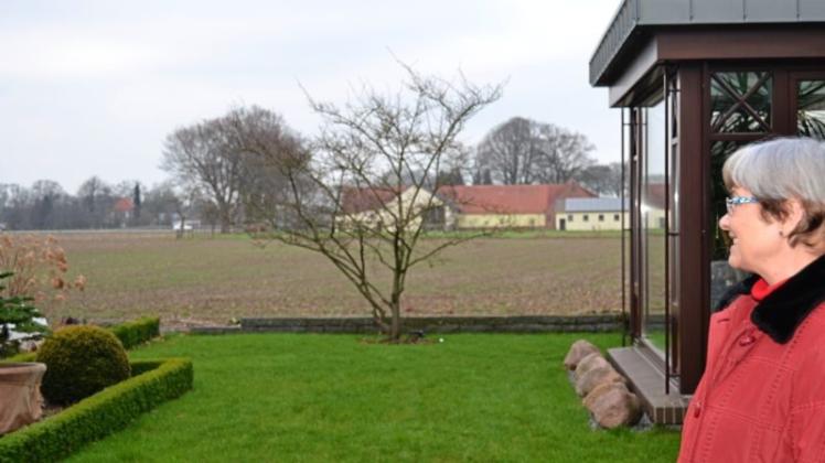 Astrid Fuchs blickt auf das Neubaugebiet. Sie will mit anderen Anwohnern dazu beitragen, dass eine gute Nachbarschaft entsteht. Astrid Fuchs blickt auf das Neubaugebiet. Sie will mit anderen Anwohnern dazu beitragen, dass eine gute Nachbarschaft entsteht.