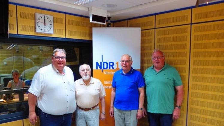 Der Freundeskreis der Ukrainefahrer stellte sich in der „Plattenkiste“ von NDR1 vor. Von links: Moderator Michael Thürnau, Hans-Joachim Wiedorn, Hinrikus Ude und Alfons Acker. 