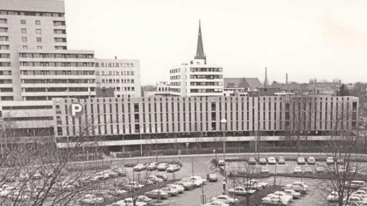 1980 war der Blick vom damaligen Hotel am Stadtpark auf das lang gestreckte City-Parkhaus noch unverstellt. Erst 1994 wurde davor am Stadtgraben ein neues Verwaltungsgebäude errichtet. 