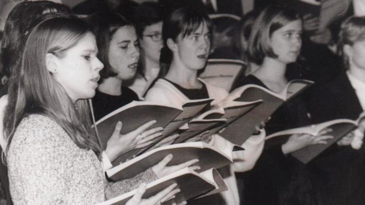 Unser Nostalgiebild zeigt den Auftritt des Chores des Gymnasiums Ganderkesee im März 1996 beim Johannespassion-Konzert in der St.-Cyprian-und-Cornelius-Kirche. Archivfoto: Ernst