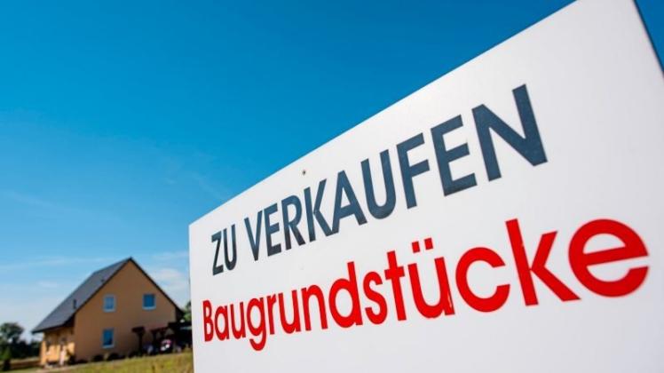 Wohnen im Grünen und nahe am Wasser: Baulandpläne der Stadt in Heidkrug sind im jüngsten Planungsausschuss auf ein positives Echo gestoßen. Symbolfoto: Patrick Pleul/dpa Wohnen im Grünen und nahe am Wasser: Baulandpläne der Stadt in Heidkrug sind im jüngsten Planungsausschuss auf ein positives Echo gestoßen. Symbolfoto: Patrick Pleul/dpa