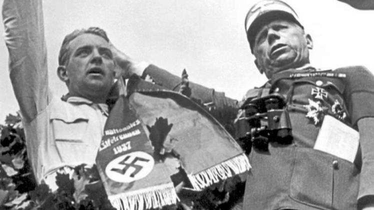 Siegerehrung auf dem Nürburgring beim Eifelrennen 1937: Bernd Rosemeyer (links) und der Führer des Nationalsozialistischen Kraftfahrkorps (NSKK), Adolf Hühnlein. 