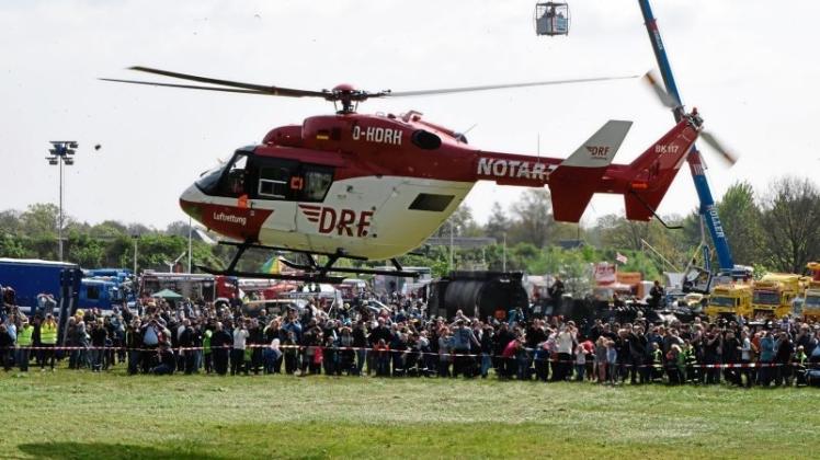 Hunderte Schaulustige zog es zur Landung des Rettungshubschraubers „Christoph Weser“. 