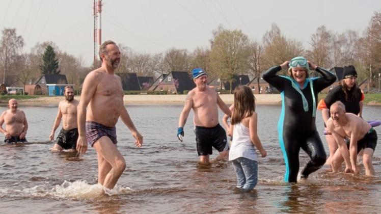 Kalt, aber lustig: Beim Anbaden am Falkensteinsee hatten alle Teilnehmer viel Spaß. 