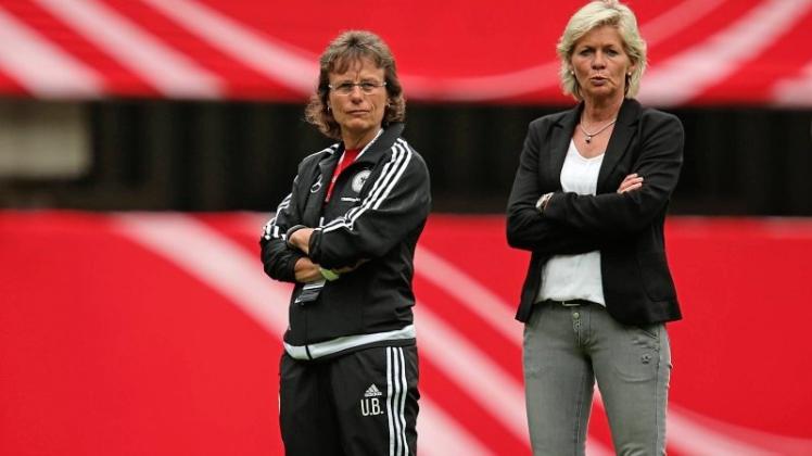 Von 2005 bis 2016 war Ulrike Ballweg (links) an der Seite von Silvia Neid als Co-Trainerin tätig. Nun kommt sie mit den U16 Fußballerinnen des DFB nach Wildeshausen. 