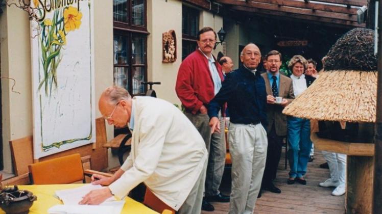 Unser Nostalgiefoto zeigt den Kultur-, Jugend- und Sportausschuss des Rates Ganderkesee im September 1996 in den Räumen des Vereins „Alte Tischlerei“. Archivfoto: Schilling