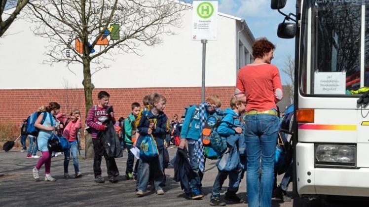 Schüler steigen an der Grundschule Dürerstraße in den Schulbus: 2018 könnte es auch in Ganderkesee zu einem Betreiberwechsel bei der Schülerbeförderung kommen. Archivfoto: Thorsten Konkel