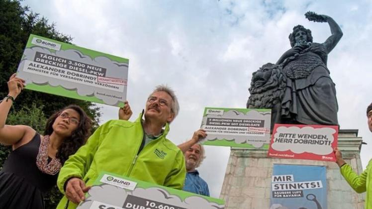 Aktivisten demonstrieren in München gegen die Umweltverschmutzung durch Dieselabgase. 