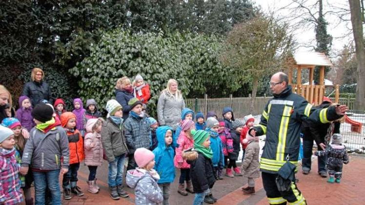 Den Kindergartenkindern wurden die Geräte im Feuerwehrauto genau erklärt. 