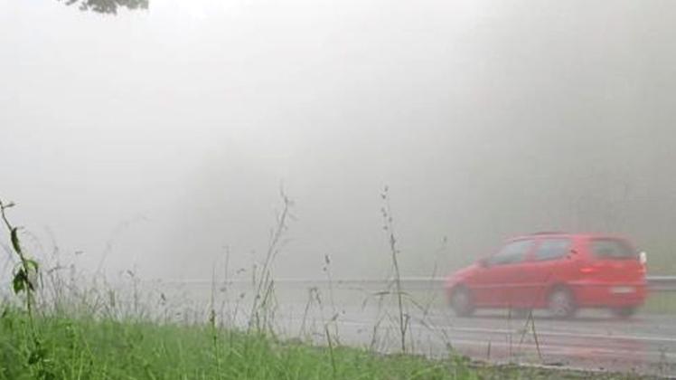 Im Nebel und obendrein in einer Kurve überholte ein junger Mann am frühen Samstagmorgen. Symbolfoto: Jörg Taron