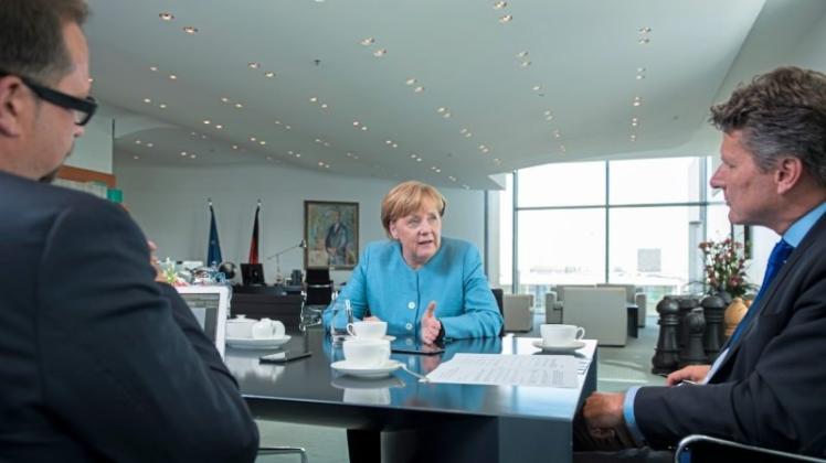 Das Interview für die Neue Osnabrücker Zeitung sowie deren Partner und Mantelkunden in ganz Norddeutschland führten Chefredakteur Ralf Geisenhanslüke (rechts) und Burkhard Ewert, Stellvertretender Chefredakteur und Politik-Chef der NOZ-Redaktion.