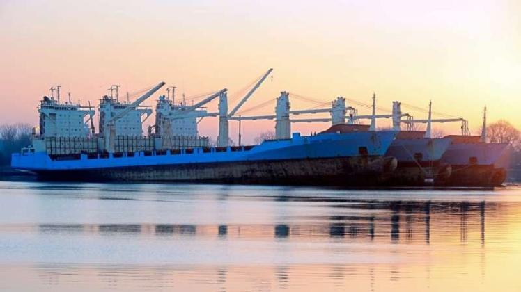 Schiffe ohne Fracht: drei Containerfrachter im Hafen von Wilhelmshaven im Jahr 2014. 